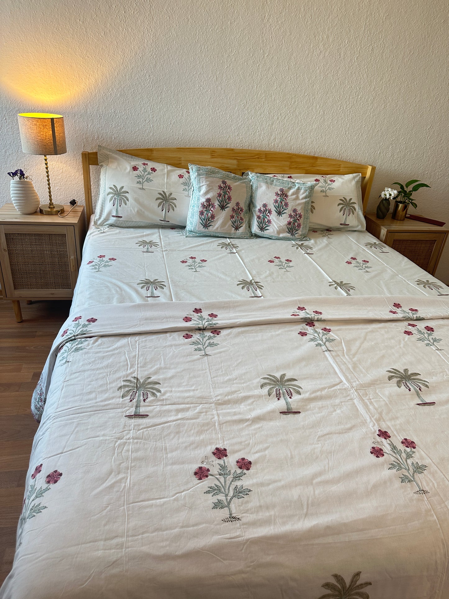 Full bedding set- bedsheet with pillow cover & quilt