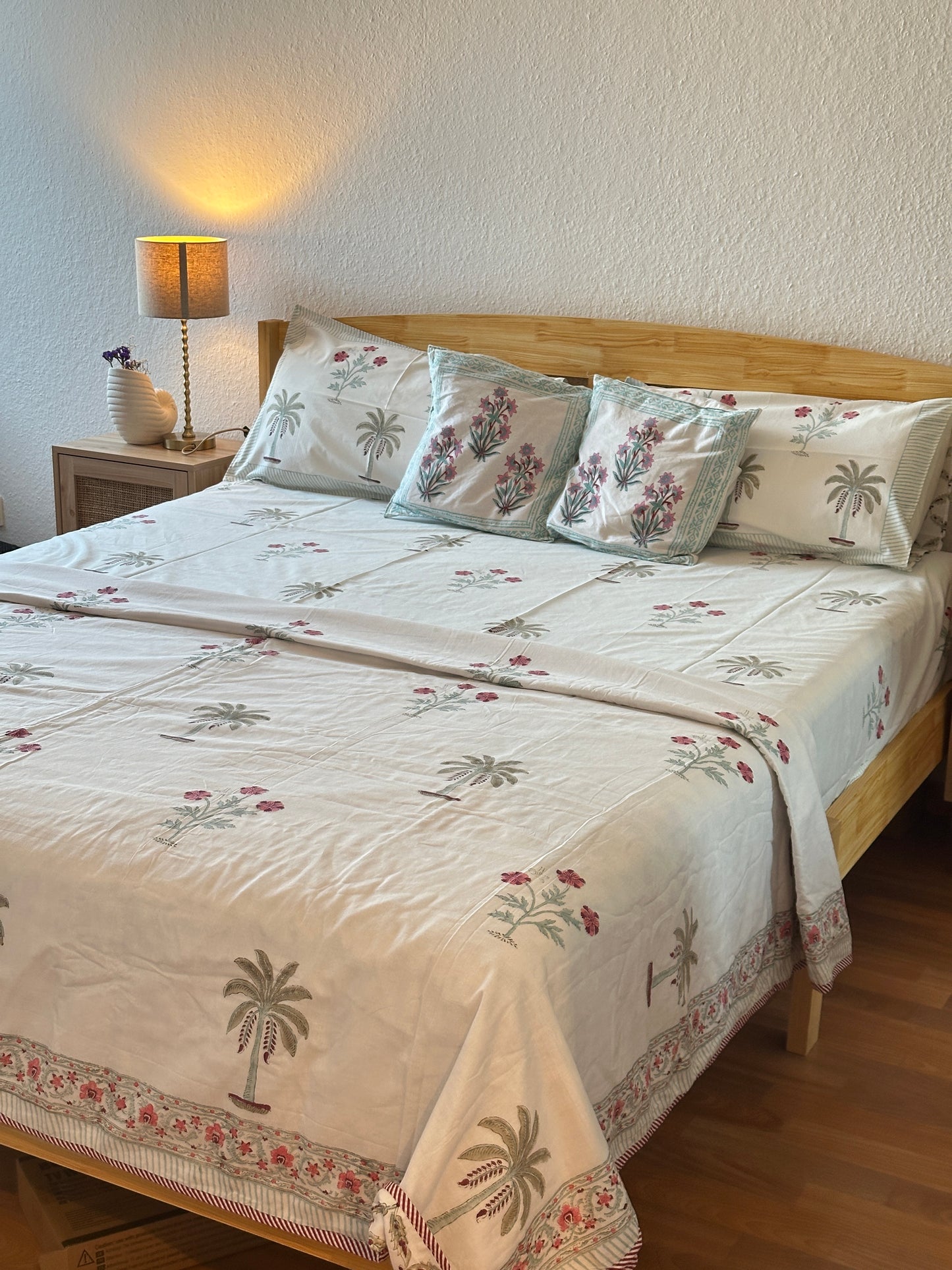 Full bedding set- bedsheet with pillow cover & quilt