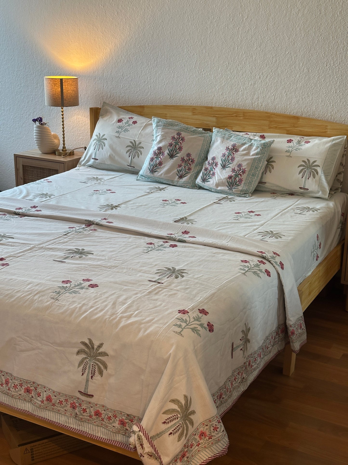 Full bedding set- bedsheet with pillow cover & quilt